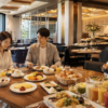 帝国ホテル大阪の朝食ブフェをイメージしたホテルレストランで朝食を楽しむ男女